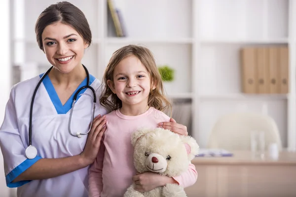 Petite fille dans un médecin — Photo