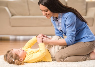 Küçük kızı ile anne