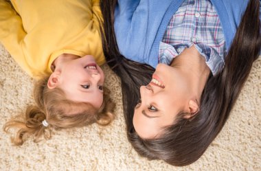 Küçük kızı ile anne