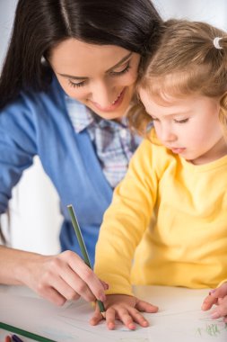 Küçük kızı ile anne