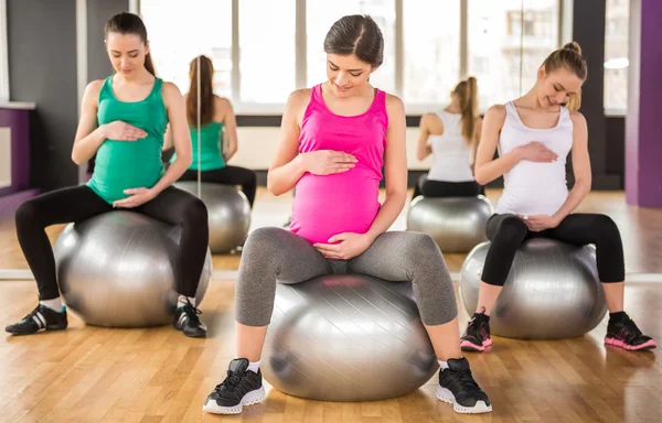 Una donna incinta. Fitness . — Foto Stock