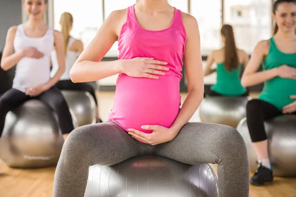 怀孕的女人。健身. — 图库照片