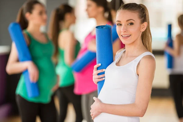 Zwangere vrouwen op sportschool. — Stockfoto