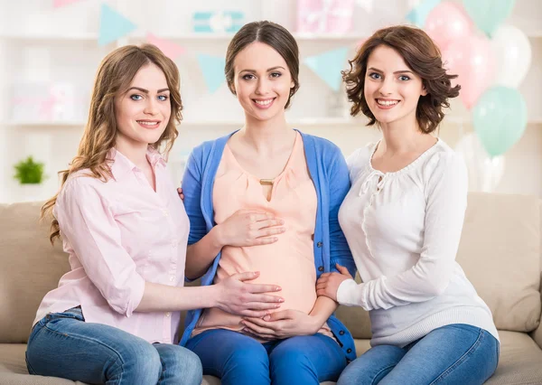 Friends visiting pregnant woman — Stock Photo, Image