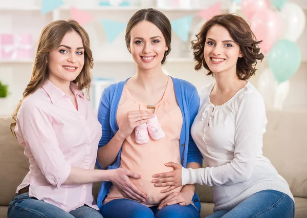 Amici in visita donna incinta — Foto Stock