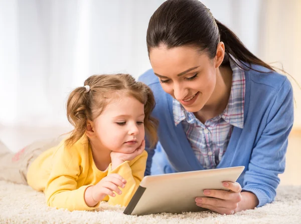 Moeder met kleine dochter — Stockfoto