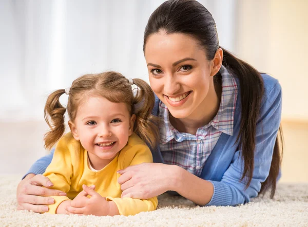 Mamma med lilla dotter — Stockfoto