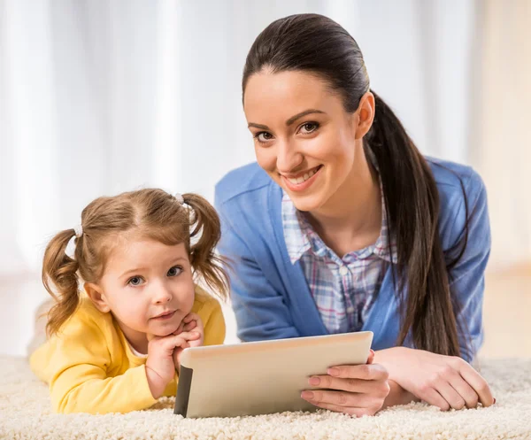 Mãe com a pequena filha — Fotografia de Stock