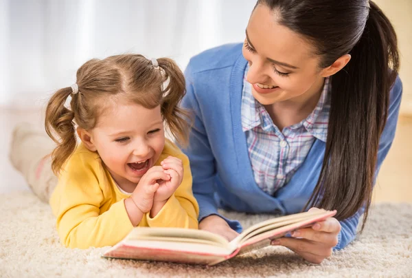 Mama z małą córeczkę — Zdjęcie stockowe