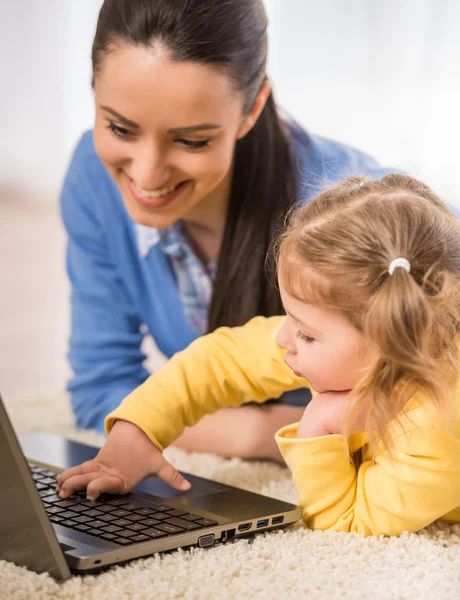 Mom with little daughter — Stock Photo, Image