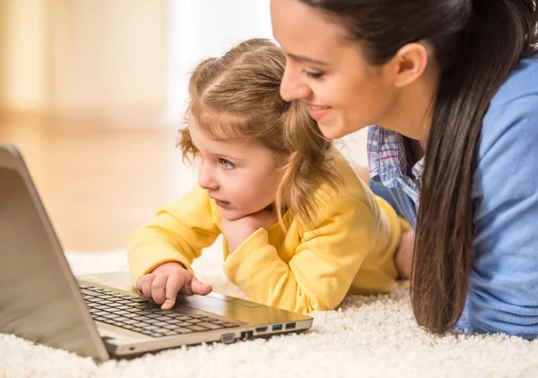 Mom with little daughter — Stock Photo, Image