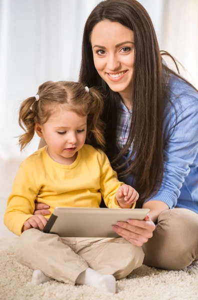 Mamma med lilla dotter — Stockfoto