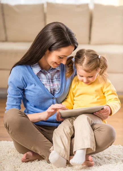 Mamma med lilla dotter — Stockfoto