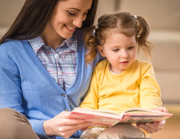 Moeder met kleine dochter — Stockfoto