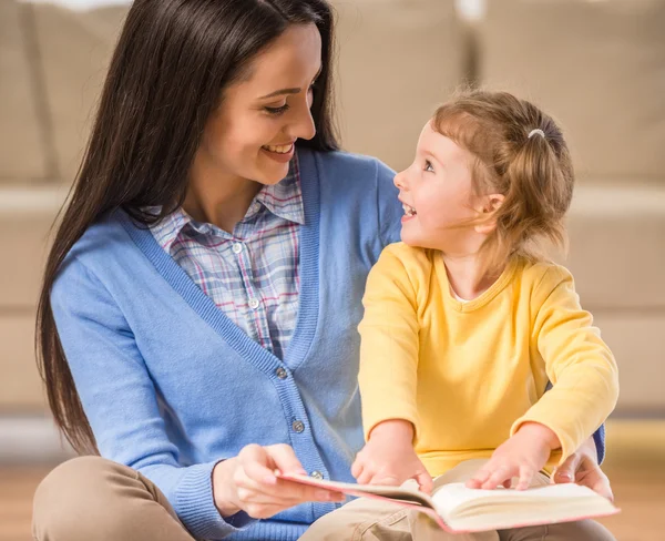 Mama z małą córeczkę — Zdjęcie stockowe