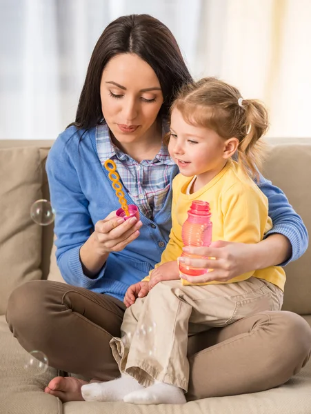 Mama z małą córeczkę — Zdjęcie stockowe