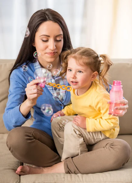 Maman avec petite fille — Photo