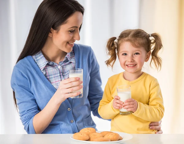 Mãe com a pequena filha — Fotografia de Stock