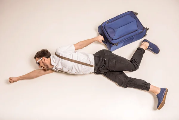 Человек с чемоданом — стоковое фото