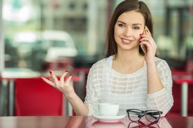 Kafede bir telefon ile kız