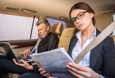 Dizüstü bilgisayar kullanan iş adamı