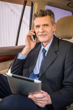 işadamı ile telefon ve tablet