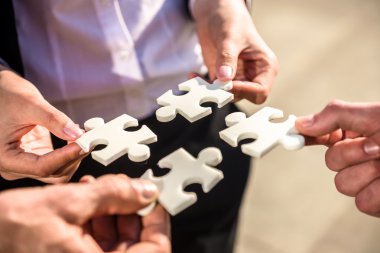 İş adamları tutan bulmaca