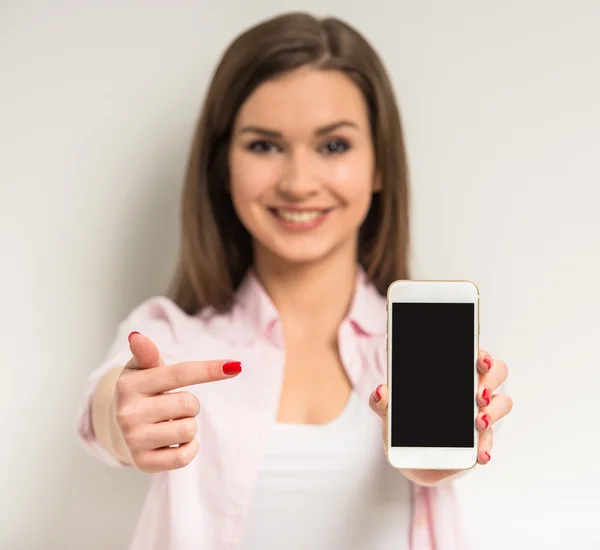 Bir akıllı telefon ile kız — Stok fotoğraf
