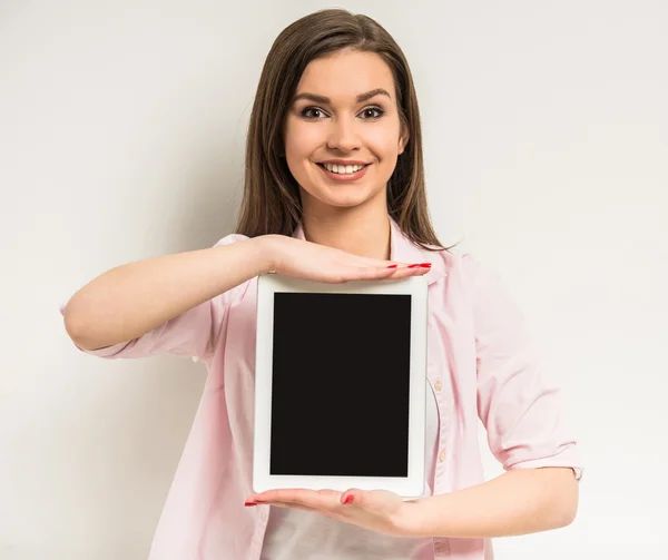 Ragazza con un tablet digitale — Foto Stock