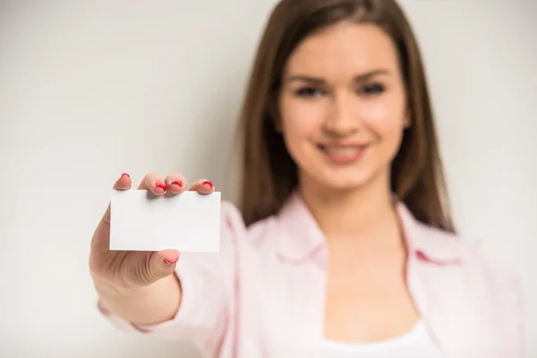 Menina com um cartão de visita — Fotografia de Stock