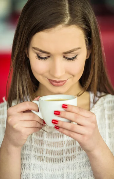 Menina beber café — Fotografia de Stock