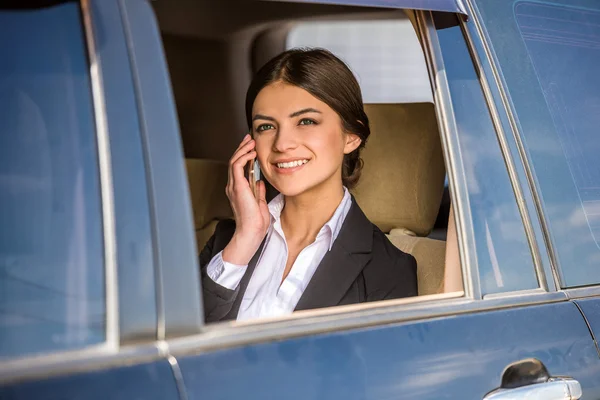 Empresaria en el coche — Foto de Stock