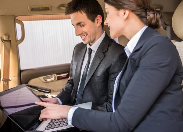 Företagare med laptop. — Stockfoto