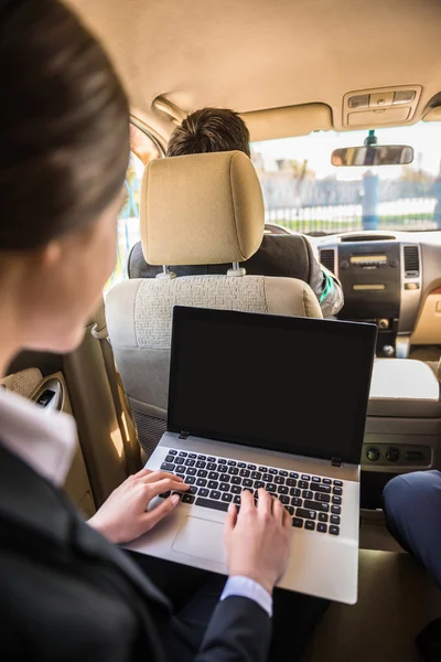 Zakenvrouw met laptop — Stockfoto