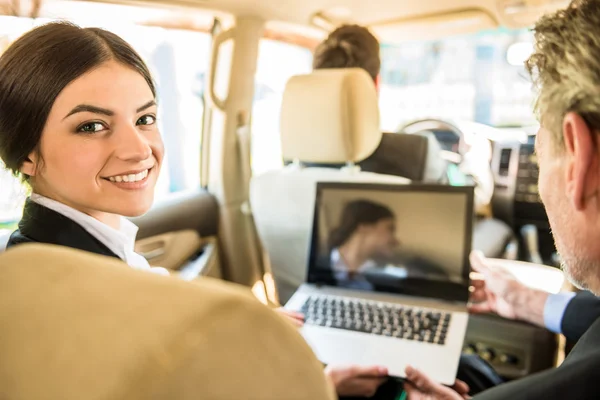 Ondernemers met behulp van laptop. — Stockfoto