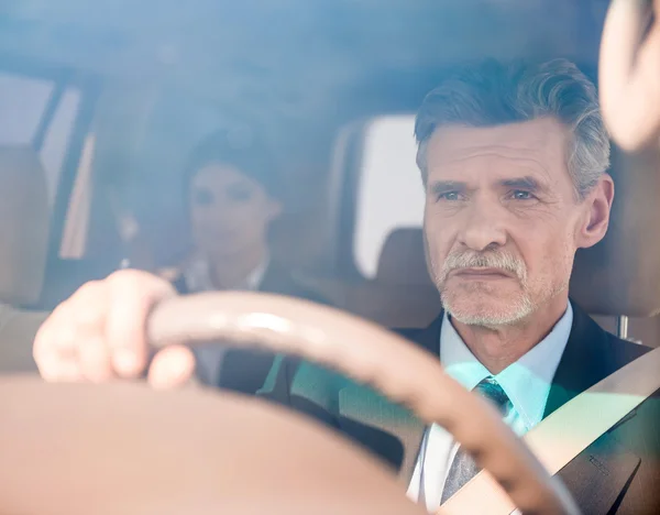 Hombre de negocios en el coche — Foto de Stock