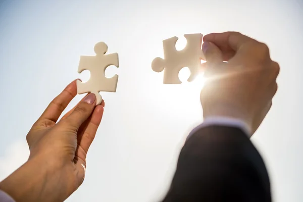 Businesspeople holding puzzle — Stock Photo, Image