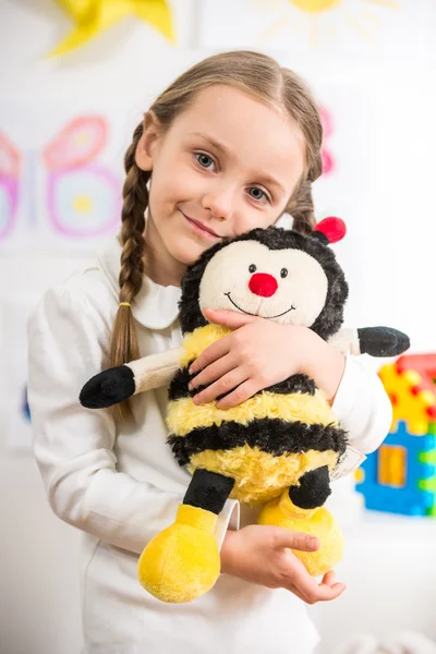 Маленькая девочка с игрушечной пчелой — стоковое фото