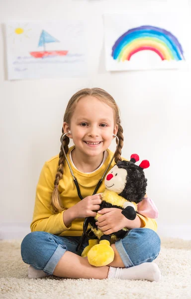 Chica con abeja de juguete —  Fotos de Stock