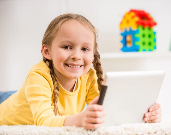 Menina com tablet — Fotografia de Stock