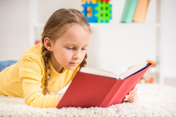 Menina leitura livro — Fotografia de Stock