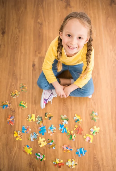 Girl with puzzle — Stock Photo, Image
