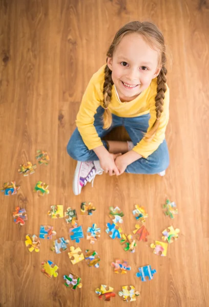 Flicka med pussel — Stockfoto