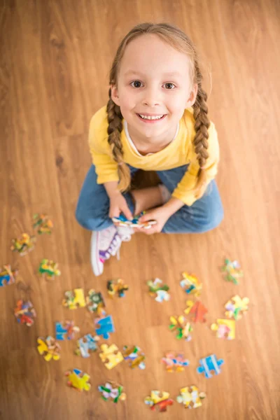 Girl with puzzle — Stock Photo, Image