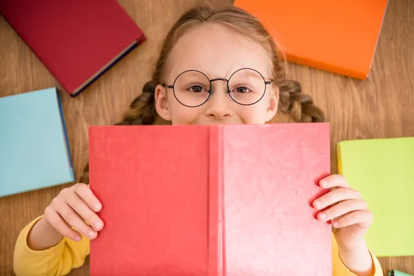 Fille avec des livres — Photo