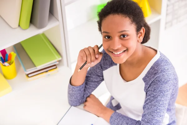 Schoolmeisje thuis — Stockfoto