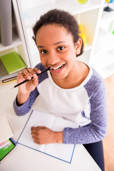 Schoolmeisje thuis — Stockfoto