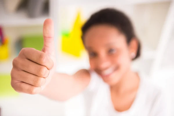 Mulato chica con el pulgar hacia arriba — Foto de Stock