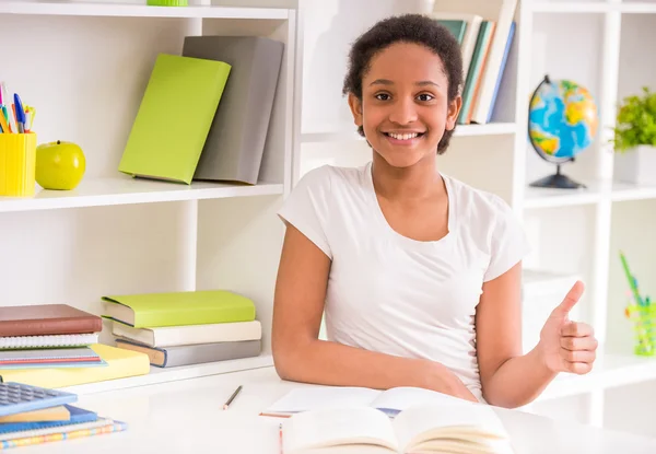 Schoolmeisje thuis — Stockfoto