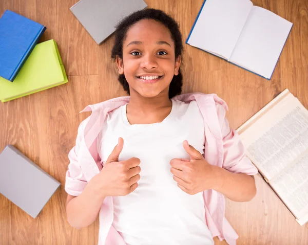 Schoolmeisje duimen strop — Stockfoto